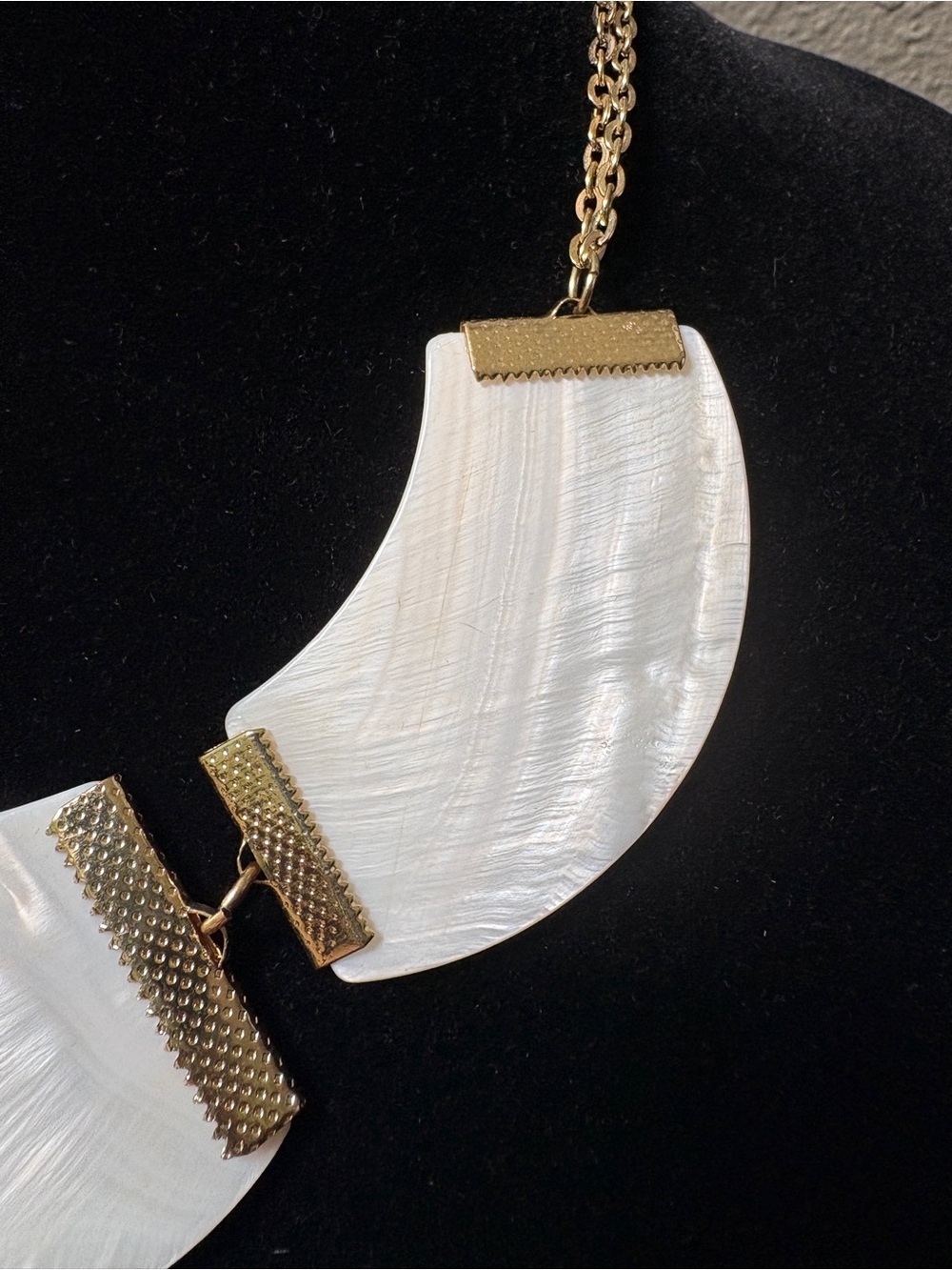 Mother-of-Pearl White Sea Shell Necklace - Picture 2 of 10